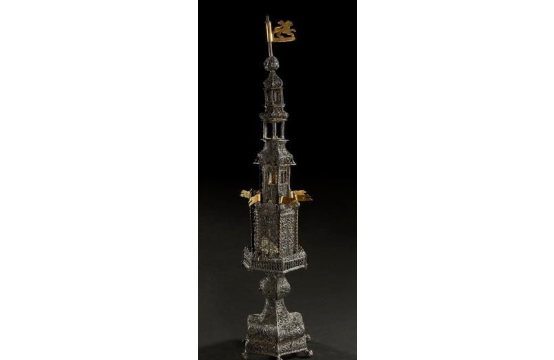 BOÎTE À AROMATES Europe centrale, probablement Pologne, XVIIIe siècle ou premier quart du XIXe siècle. Argent filigrané, drapeau et cloches en laiton. Hauteur: 45 cm Poids: 569,1 g
Résultat :60000 €
